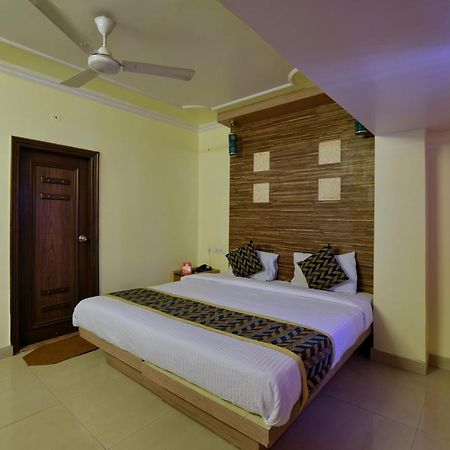 Oyo 2289 Hotel Radha Palace Kukas Bagian luar foto