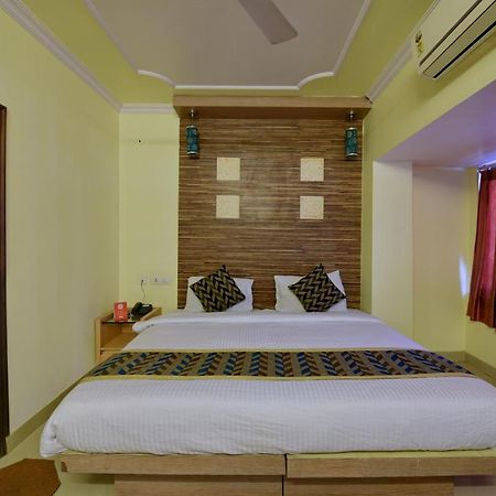 Oyo 2289 Hotel Radha Palace Kukas Bagian luar foto