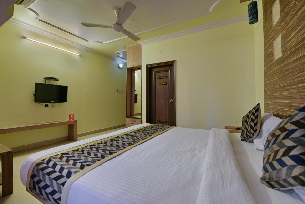 Oyo 2289 Hotel Radha Palace Kukas Bagian luar foto