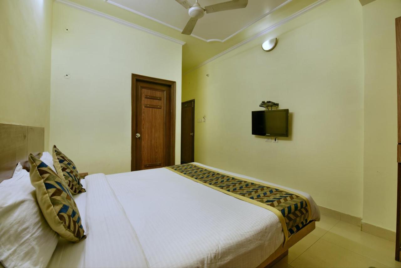 Oyo 2289 Hotel Radha Palace Kukas Bagian luar foto